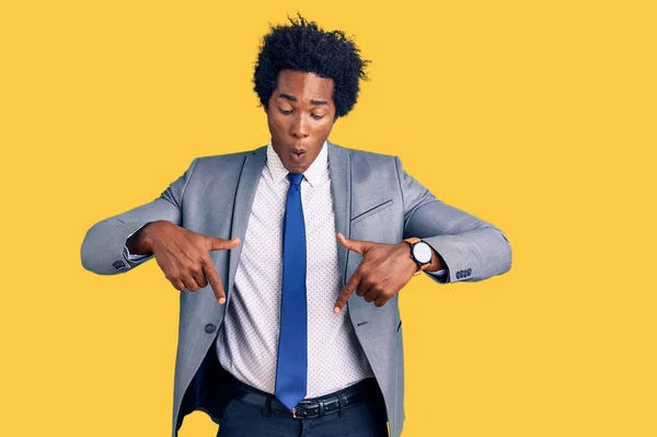 Bonito Homem Afro Americano Com Cabelo Afro Vestindo Jaqueta Negócios — Fotografia de Stock