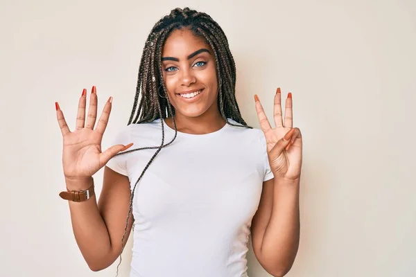 Молодая Африканская Американка Косичками Обычной Белой Футболке Показывает Показывает Пальцами — стоковое фото