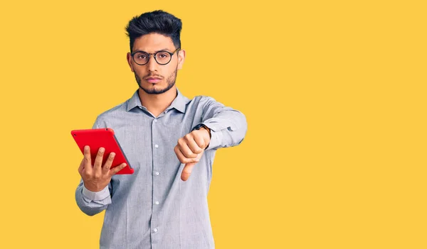 Hezký Latinskoamerický Mladý Muž Držící Touchpad Rozzlobeným Obličejem Negativní Znak — Stock fotografie