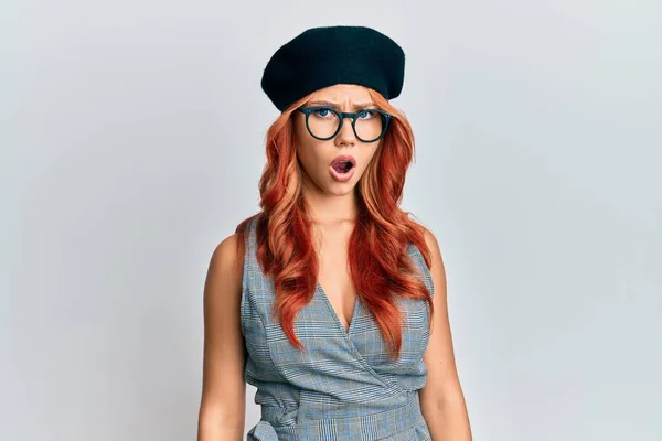 Young Redhead Woman Wearing Fashion French Look Beret Shock Face — Stock Photo, Image