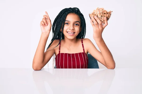 Giovane Bambina Afroamericana Con Trecce Che Mangia Cereali Seduta Sul — Foto Stock