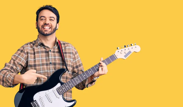 Jeune Homme Hispanique Jouant Guitare Électrique Souriant Heureux Pointant Avec — Photo