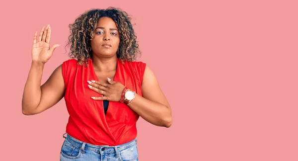 Joven Afroamericana Mujer Talla Grande Con Estilo Casual Con Camisa — Foto de Stock