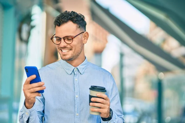 Jovem Empresário Hispânico Usando Smartphone Bebendo Café Cidade — Fotografia de Stock