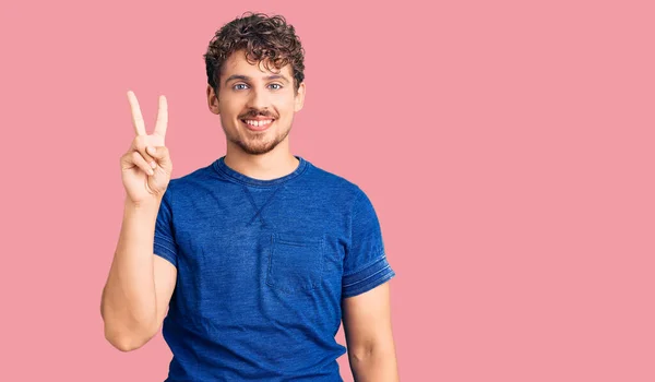 Jovem Homem Bonito Com Cabelo Encaracolado Vestindo Roupas Casuais Mostrando — Fotografia de Stock