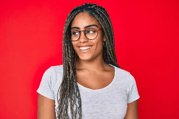 Junge Afrikanisch Amerikanische Frau Mit Zöpfen Lässiger Kleidung Und Brille — Stockfoto