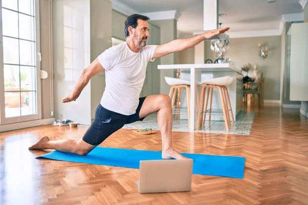 Middelbare Leeftijd Man Met Baard Training Stretching Doen Oefening Thuis — Stockfoto