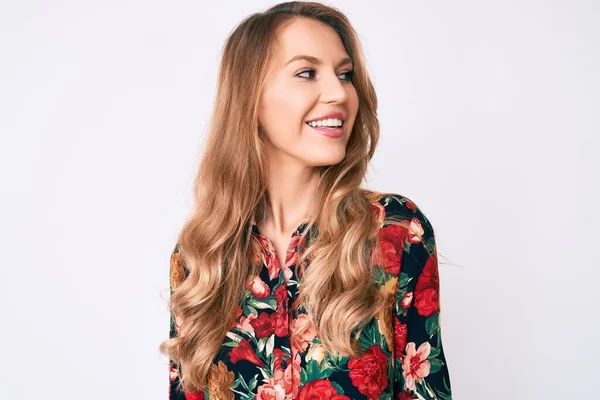 Mujer Joven Caucásica Con Cabello Rubio Con Elegante Camisa Floral — Foto de Stock