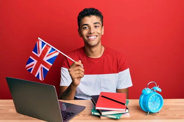 Joven Guapo Africano Americano Hombre Intercambio Estudiante Holding Reino Unido —  Fotos de Stock