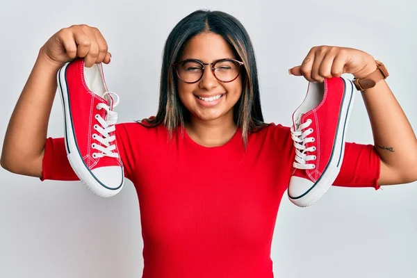 Junges Lateinisches Mädchen Mit Roten Freizeitschuhen Zwinkert Die Kamera Mit — Stockfoto