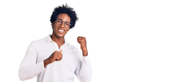 Bonito Homem Americano Africano Com Cabelo Afro Vestindo Roupas Casuais — Fotografia de Stock