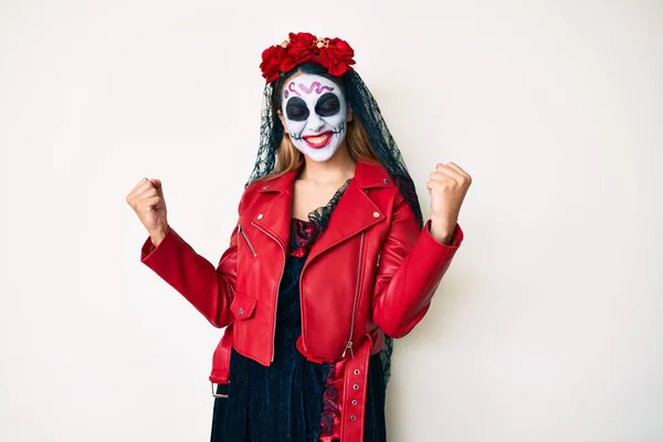 Mujer Vistiendo Día Del Traje Muerto Sobre Blanco Muy Feliz — Foto de Stock