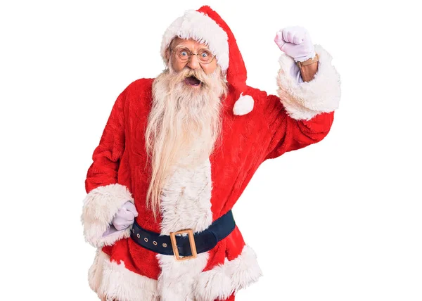 Gri Saçlı Uzun Sakallı Geleneksel Noel Baba Kostümü Giyen Kızgın — Stok fotoğraf