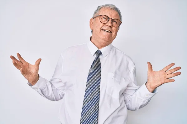 Senior Grijs Harige Man Draagt Zakelijke Kleding Gek Gek Schreeuwen — Stockfoto