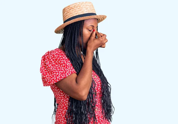 Młoda Afroamerykanka Letniej Czapce Zmęczona Masowaniem Nosa Oczu Odczuwająca Zmęczenie — Zdjęcie stockowe