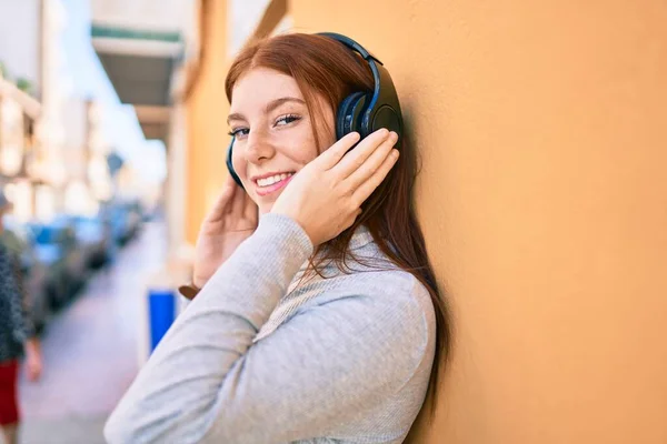 Genç Rlandalı Kız Gülümseyerek Şehirde Kulaklık Takarak Müzik Dinliyor — Stok fotoğraf