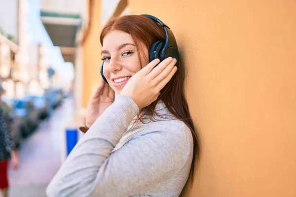 Giovane Ragazza Adolescente Irlandese Sorridente Musica Ascolto Felice Utilizzando Cuffie — Foto Stock