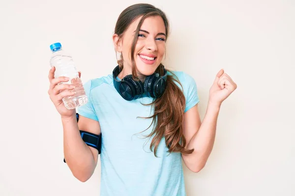 Schöne Junge Kaukasische Frau Sportbekleidung Die Eine Flasche Wasser Trinkt — Stockfoto