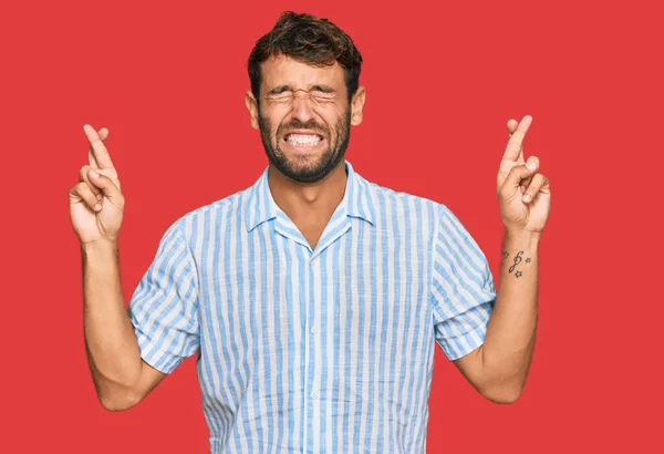 Pohledný Mladík Vousy Nenucené Čisté Košili Ukazující Prstem Zkříženě Usmíval — Stock fotografie