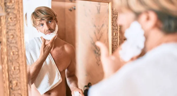 Bonito Homem Loiro Olhando Para Espelho Banheiro Economizando Usando Espuma — Fotografia de Stock