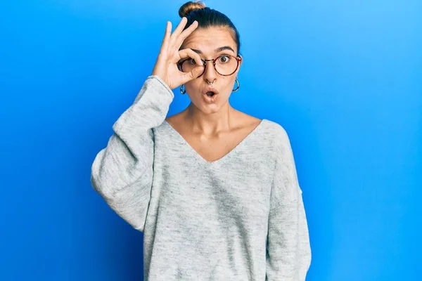 Piercingli Sıradan Kıyafetler Gözlüklü Genç Esmer Kadın Seni Çağırıyor — Stok fotoğraf