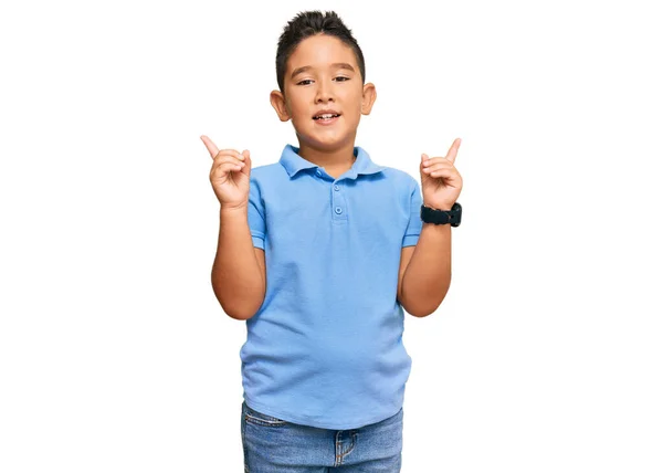 Маленький Хлопчик Іспаномовним Одягом Посміхається Впевнено Вказуючи Пальцями Різні Боки — стокове фото