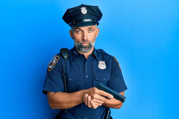 Przystojny Mężczyzna Średnim Wieku Noszący Policyjny Mundur Trzymający Broń Depresji — Zdjęcie stockowe