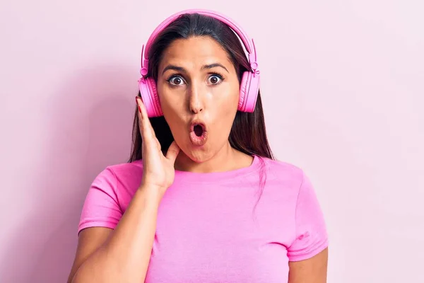 Joven Hermosa Mujer Morena Escuchando Música Usando Auriculares Asustados Sorprendidos — Foto de Stock