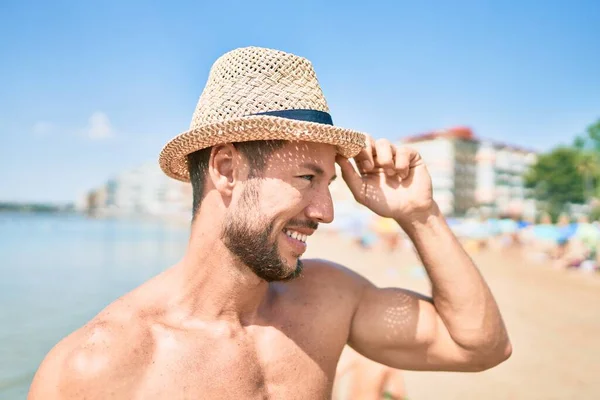 Snygg Fitness Kaukasiska Mannen Stranden Solig Dag Bär Sommarmössa — Stockfoto