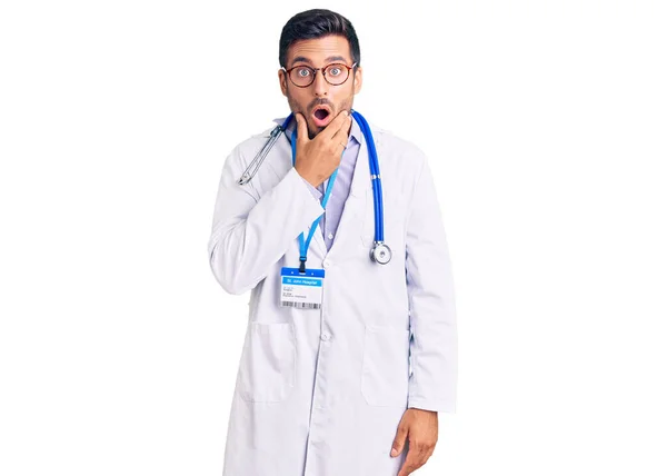 Joven Hombre Hispano Vistiendo Uniforme Médico Estetoscopio Que Fascinado Con —  Fotos de Stock