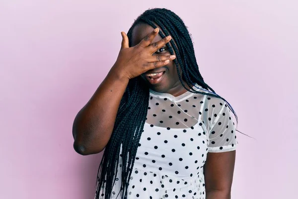 Joven Mujer Negra Con Trenzas Con Ropa Casual Asomándose Shock —  Fotos de Stock