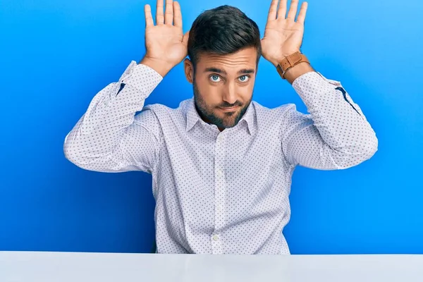 Bello Ispanico Uomo Indossa Abiti Lavoro Seduto Sul Tavolo Facendo — Foto Stock