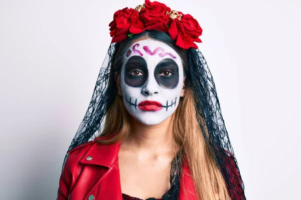 Mulher Vestindo Dia Traje Morto Sobre Branco Com Expressão Séria — Fotografia de Stock