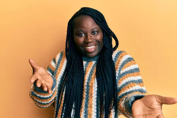Joven Mujer Negra Con Trenzas Usando Suéter Casual Invierno Sonriente — Foto de Stock
