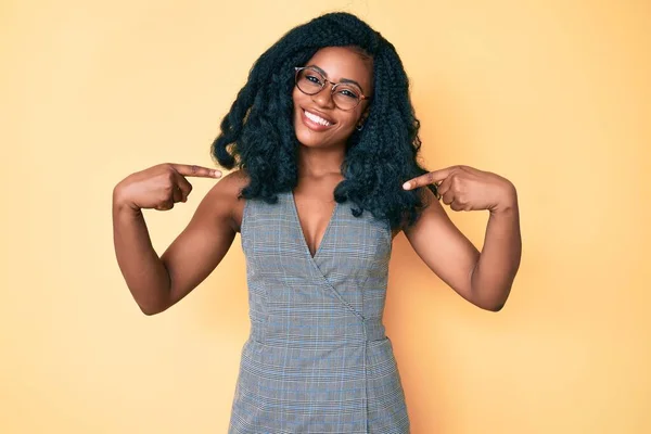 Beautiful African Woman Wearing Business Dress Glasses Looking Confident Smile — Stock Photo, Image