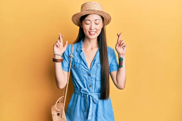 Junge Chinesin Mit Sommermütze Erhobenem Zeigefinger Lächelnd Mit Hoffnung Und — Stockfoto