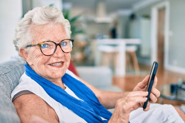 Ältere Seniorin Mit Grauen Haaren Lächelt Glücklich Auf Dem Sofa — Stockfoto