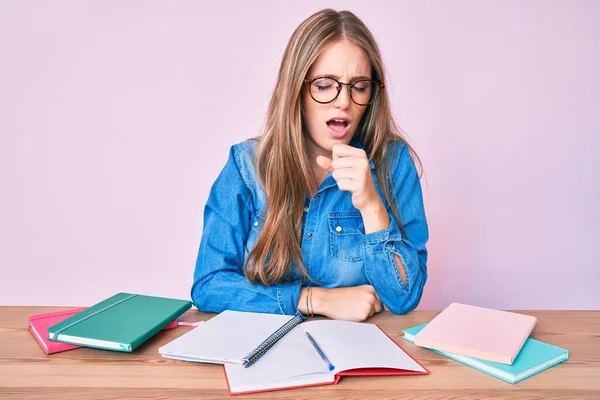 Menina Loira Jovem Estudando Sentado Mesa Sentindo Mal Tosse Como — Fotografia de Stock