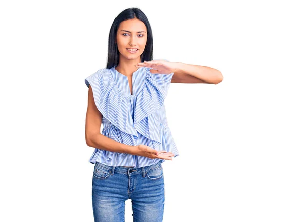 Young Beautiful Latin Girl Wearing Casual Clothes Gesturing Hands Showing — Stock Photo, Image