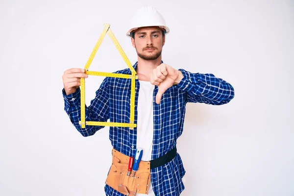 Joven Hombre Guapo Usando Arquitecto Hardhat Sosteniendo Proyecto Construcción Con —  Fotos de Stock