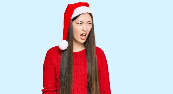 若い中国の女性は怒りで叫んで 怒りと怒りを叫び 怒りと怒ってクリスマスの帽子をかぶっている 怒りと攻撃的な考え方 — ストック写真