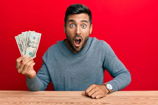 Yakışıklı Spanyol Adam Elinde Dolarlık Banknotlar Tutuyor Korkmuş Ağzı Açık — Stok fotoğraf