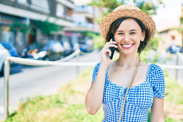 Mladý Krásný Dívka Usměvavý Šťastný Pomocí Smartphone Chůze Ulici Města — Stock fotografie