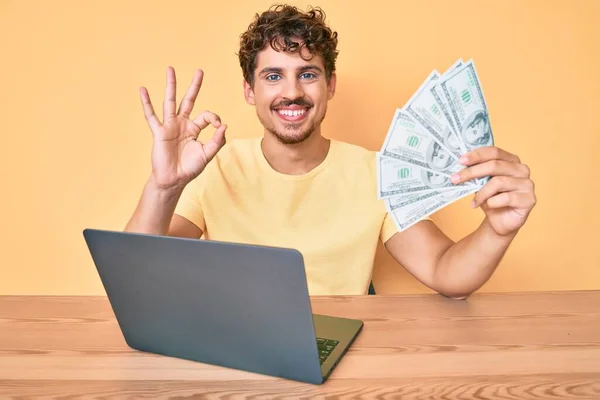 Joven Hombre Caucásico Con Pelo Rizado Trabajando Con Computadora Portátil —  Fotos de Stock