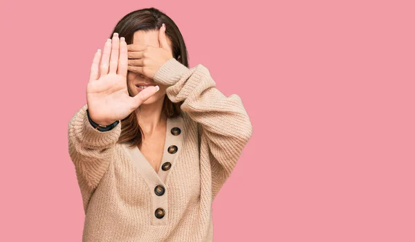 Jeune Femme Brune Portant Pull Hiver Décontracté Couvrant Les Yeux — Photo