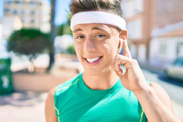 Junger Hispanischer Sportler Läuft Mit Kopfhörern Durch Die Straßen Der — Stockfoto
