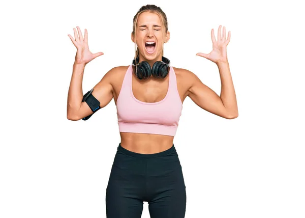 Mujer Rubia Joven Que Usa Ropa Gimnasio Usa Auriculares Celebrando —  Fotos de Stock