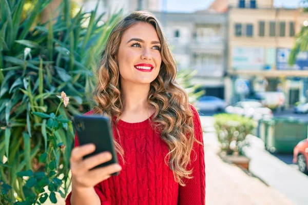 Junge Blondine Lächelt Glücklich Mit Smartphone Park — Stockfoto