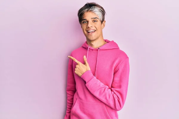 Jovem Hispânico Vestindo Camisola Rosa Casual Sorrindo Alegre Apontando Com — Fotografia de Stock