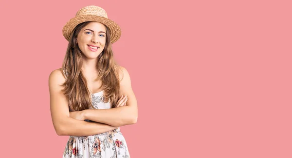 Hermosa Mujer Joven Caucásica Con Sombrero Verano Cara Feliz Sonriendo —  Fotos de Stock